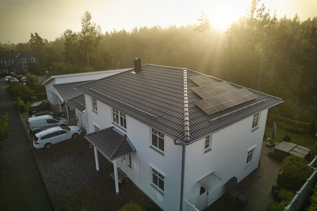 Villa med solpaneler på taket